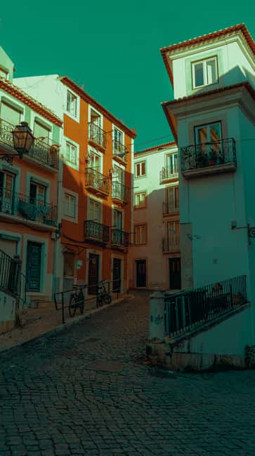Lisbon: Private Tuk-Tuk Tour of Old Town & Scenic Viewpoints - Senhora do Monte and São Vicente: bigger panoramas, less effort