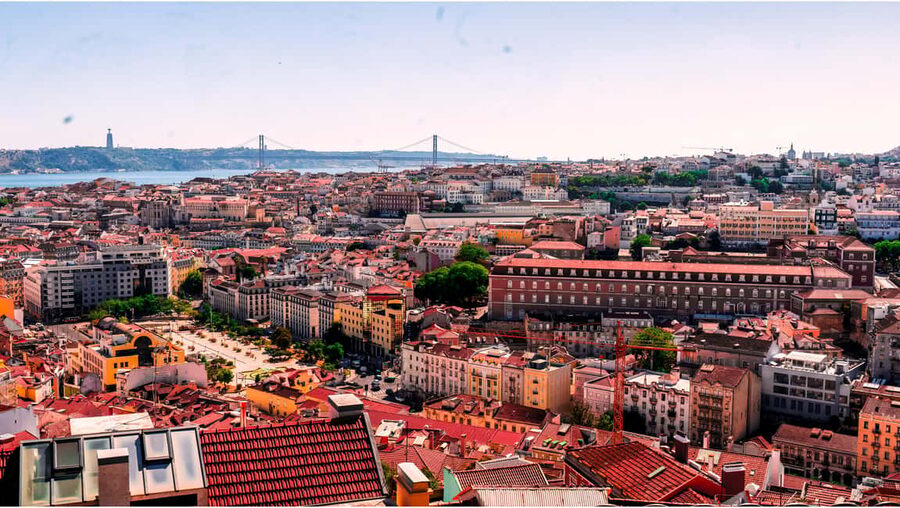 Lisbon: Private Tuk-Tuk Tour of Old Town & Scenic Viewpoints - Rua Augusta Arch and the return toward the riverfront