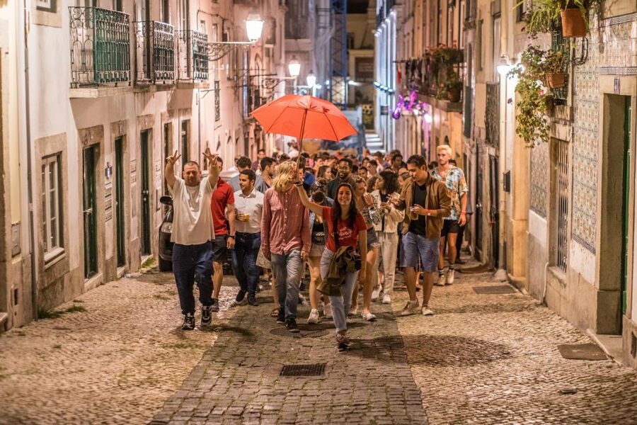 Lisbon: Pub Crawl with Open Bar (Premium Upgrade Available) - Key things that make this crawl work