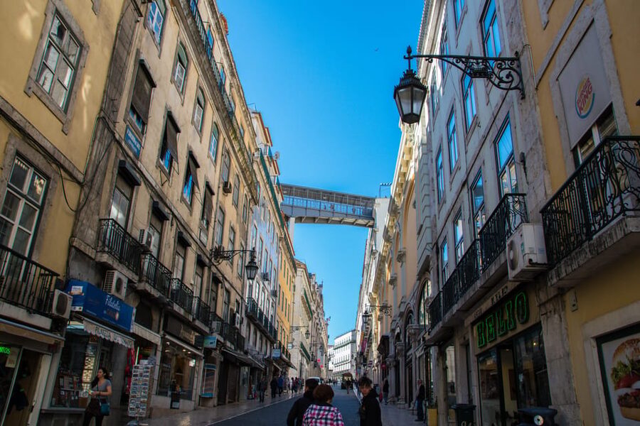 Lisbon's historic old town in a tuk-tuk in German - Key highlights worth your time