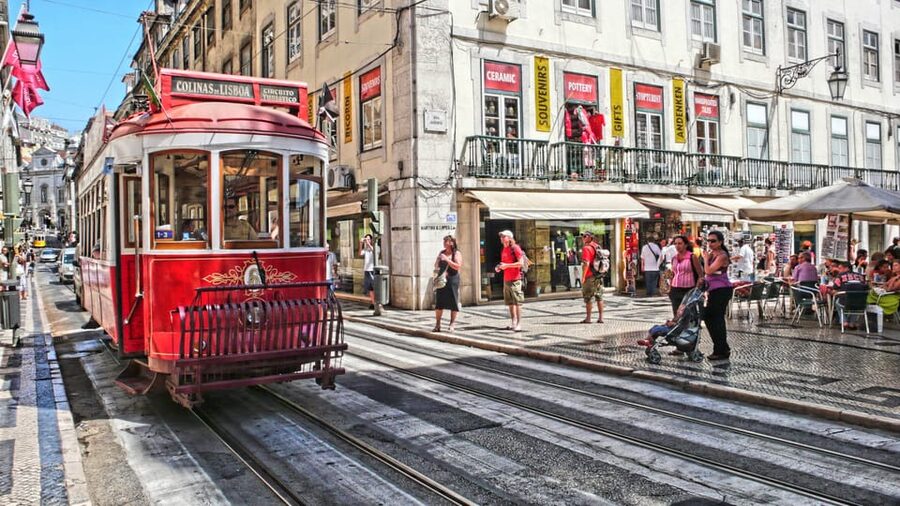 Lisbon's historic old town in a tuk-tuk in German - Cathedral of Sé and the old center: a quick hit with big payoff