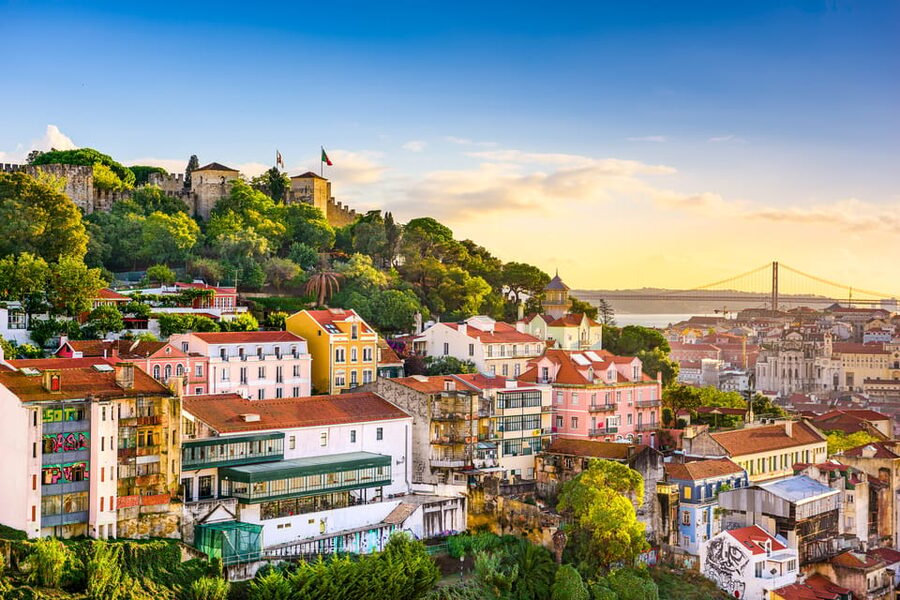 Lisbon's historic old town in a tuk-tuk in German - São Vicente de Fora: when church architecture tells a story