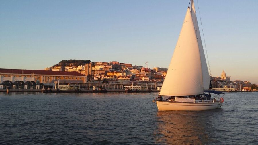 Lisbon: Sailing Boat Tour with Drinks & Pastel de Nata - Tips to Make the Most of Your 2 Hours