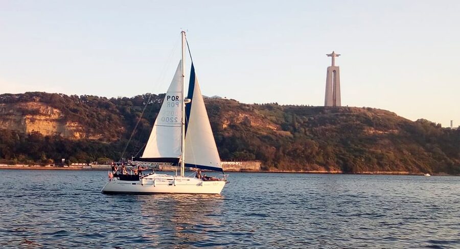 Lisbon: Sailing Tour with Wine and Snacks - First impressions on the Tagus: easygoing sailing, not a stuffy tour