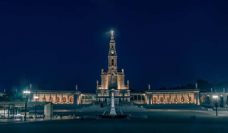 Lisbon: Sanctuary Fátima & Little Shepperd Town Guide Tour - Via Sacra toward Valinhos Chapel: walking as part of the meaning