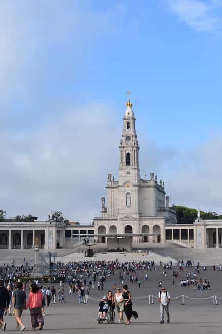 Lisbon: Sanctuary Fátima & Little Shepperd Town Guide Tour - Basilica of the Holy Trinity: modern design, serene atmosphere
