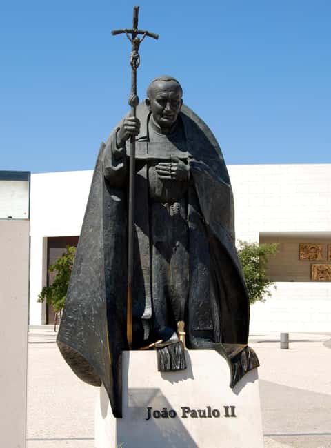 Lisbon: Sanctuary Fátima & Little Shepperd Town Guide Tour - Museum time at Museu de Cera and sanctuary grounds to decompress