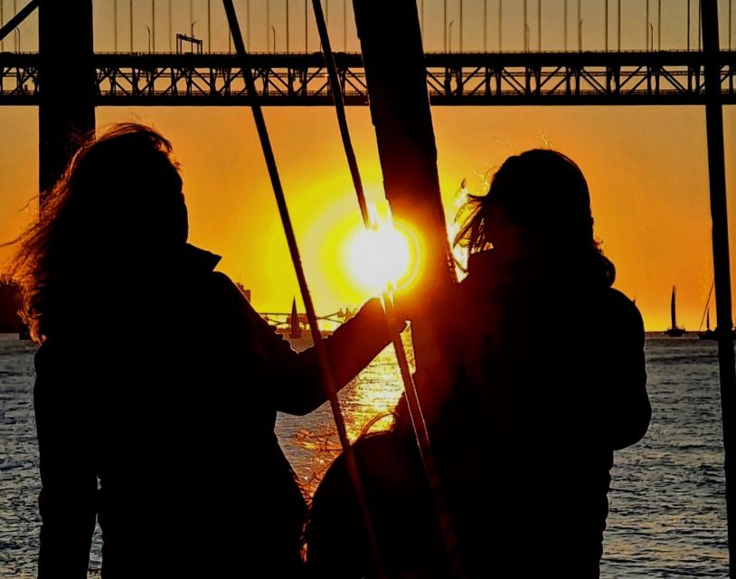 Lisbon: Scenic Day & Sunset Boat Tour with a Drink - Key things you will notice onboard