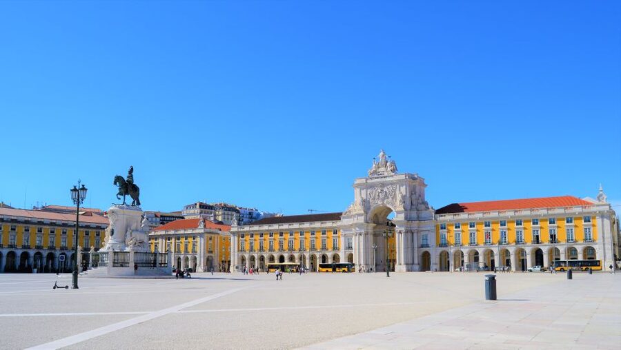 Lisbon: Segway Super Tour - Eduardo VII Park, Rossio Square, Chiado, and the local-food angle