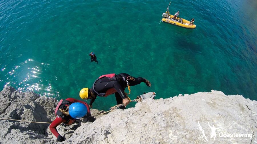 Lisbon: Sesimbra/Arrábida Natural Park Coasteering Adventure - Rock scrambling and rappels, the skills you feel in your legs