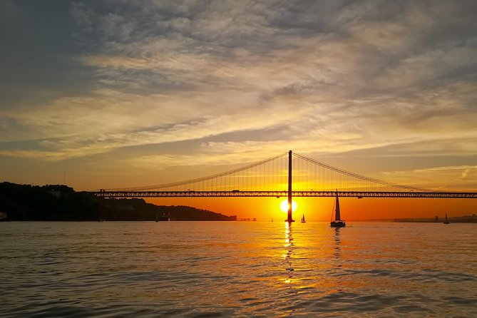 Lisbon Small Group 2h Sunset Sailing- Live Commentary & a Drink - The 25 de Abril Bridge: The Iconic River Crossing at Sunset