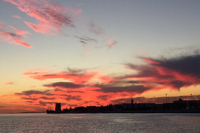 Lisbon Small Group 2h Sunset Sailing- Live Commentary & a Drink - Saint George Castle at Golden Hour: Why the View Feels Personal