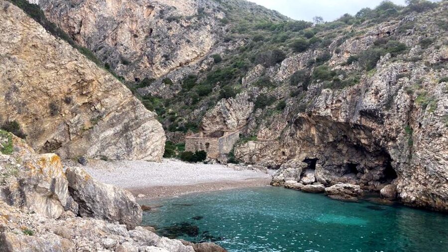 Lisbon: Snorkelling in Sesimbra/Arrábida Natural Park - The boat ride along Arrábida cliffs: part sightseeing, part warm-up