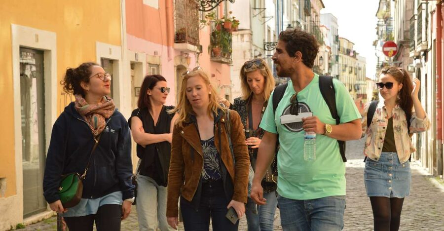 Lisbon: Starter Walking Tour to the highlights in German - Starting at Rossio Square, and why that location helps