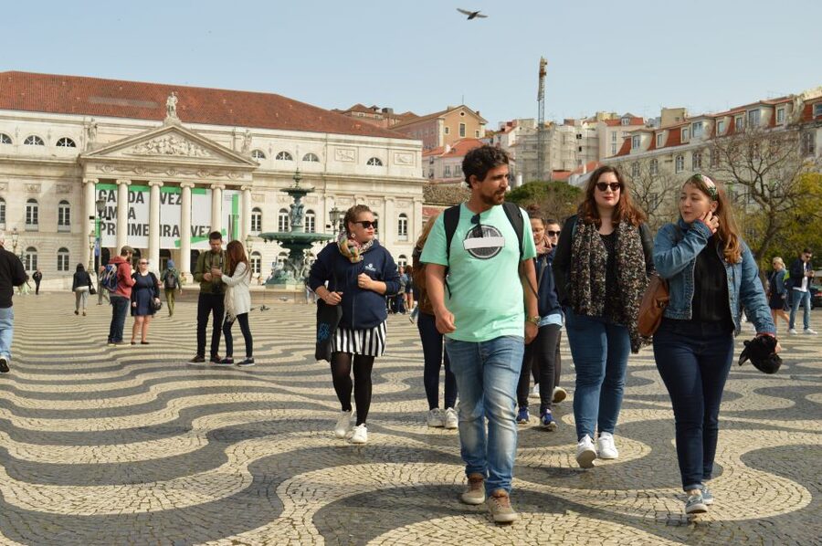 Lisbon: Starter Walking Tour to the highlights in German - Elevador da Bica and Azulejos: how Lisbon’s textures change as you climb