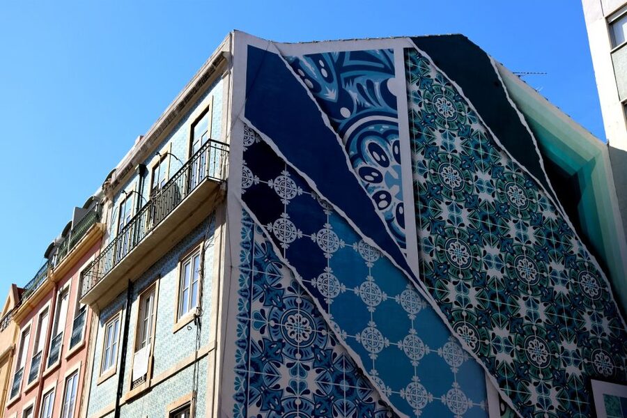 Lisbon: Street Art and Historical Walking Tour - São Jorge Castle area, history you can pair with street messages