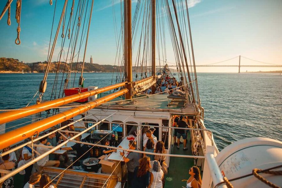 Lisbon: Sunset Boat Party Cruise with Music & Drinks - Meeting point at Principe Perfeito, how to find it quickly