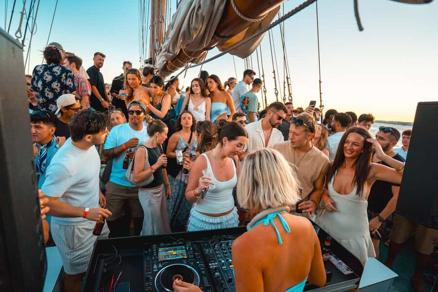 Lisbon: Sunset Boat Party Cruise with Music & Drinks - Live DJ set, what kind of music you should expect