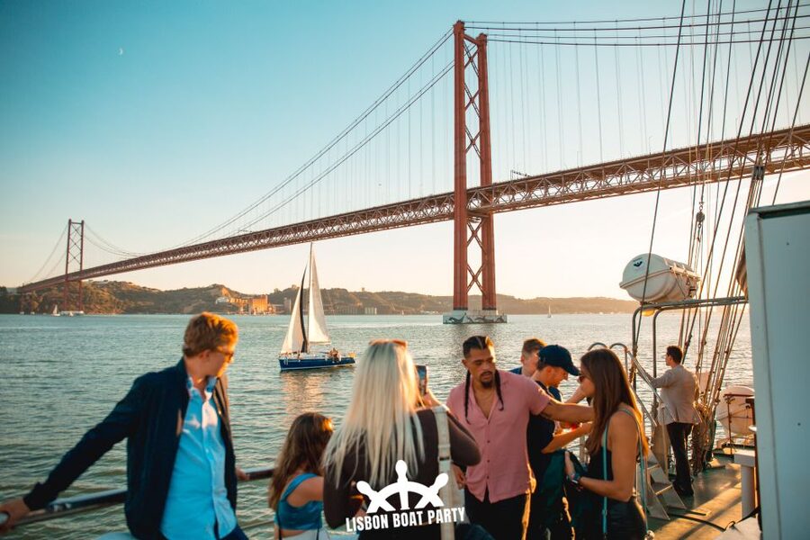 Lisbon: Sunset Boat Party with 2 Drinks and Free Club Entry - Practical tips for a smoother experience