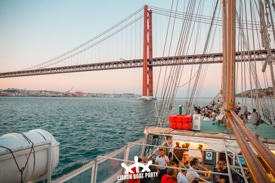 Lisbon: Sunset Boat Party with 2 Drinks and Free Club Entry - Meeting at Cais da Rocha do Conde de Obidos, without the stress