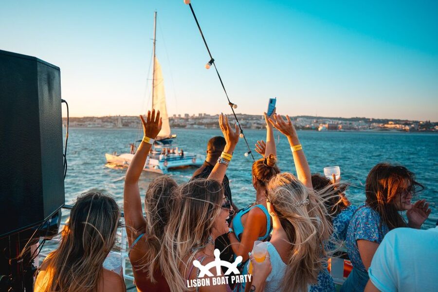 Lisbon: Sunset Boat Party with 2 Drinks and Free Club Entry - The DJ set: what the party actually feels like