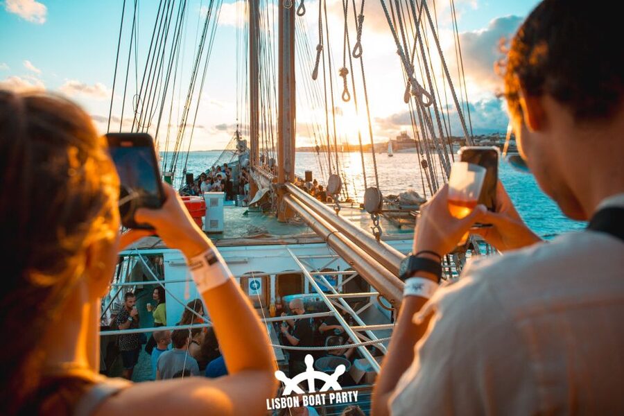 Lisbon: Sunset Boat Party with 2 Drinks and Free Club Entry - Included drinks, onboard bar, and the snacks question