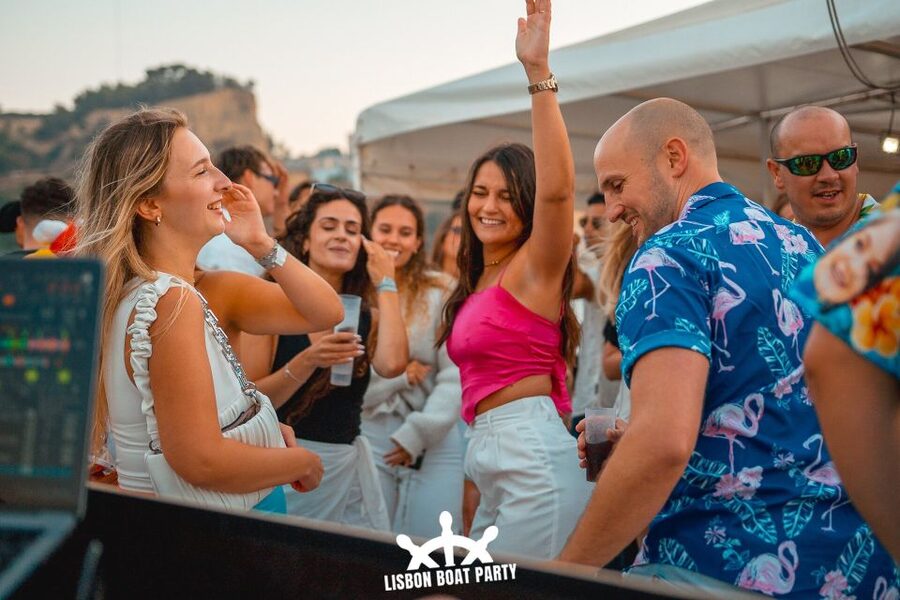 Lisbon: Sunset Boat Party with 2 Drinks and Free Club Entry - Who this Lisbon sunset boat party is best for