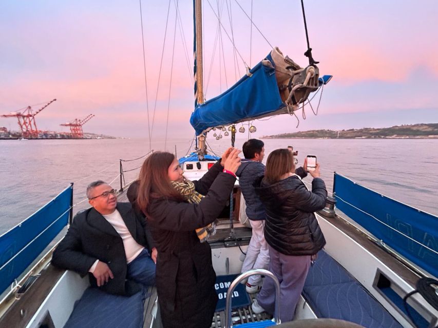 Lisbon: Sunset Boat Tour with a drink - Key highlights to look for