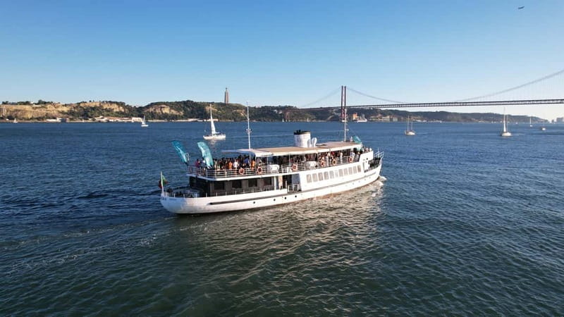 Lisbon: Sunset Boat Tour with Music and Drinks - Key takeaways before you board