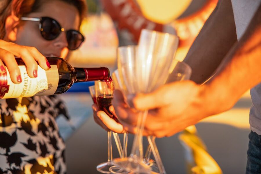 Lisbon: Sunset Cruise with Live DJ and Drinks - Cristo Rei and the 25 de Abril Bridge corridor: the big river symbols