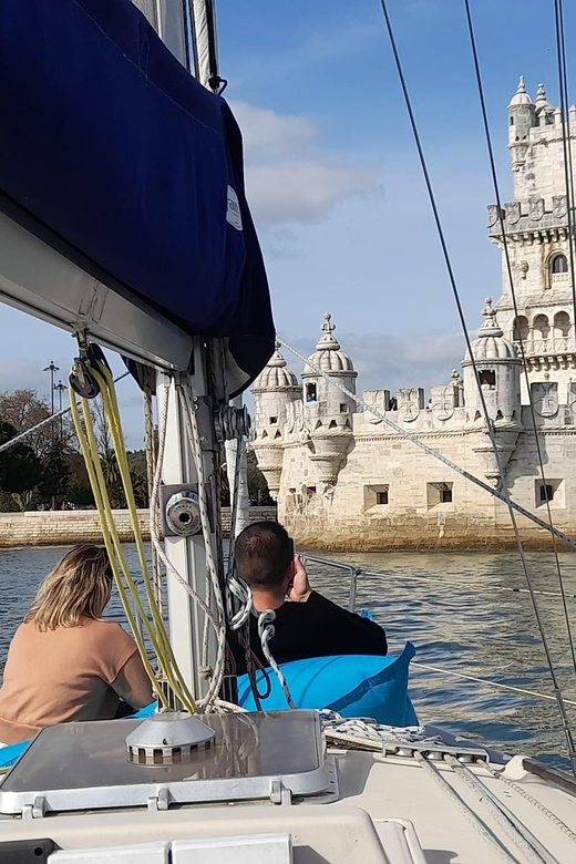 Lisbon: "Sunset" & "Day Tours" by boat, with drink and music - Key points to know