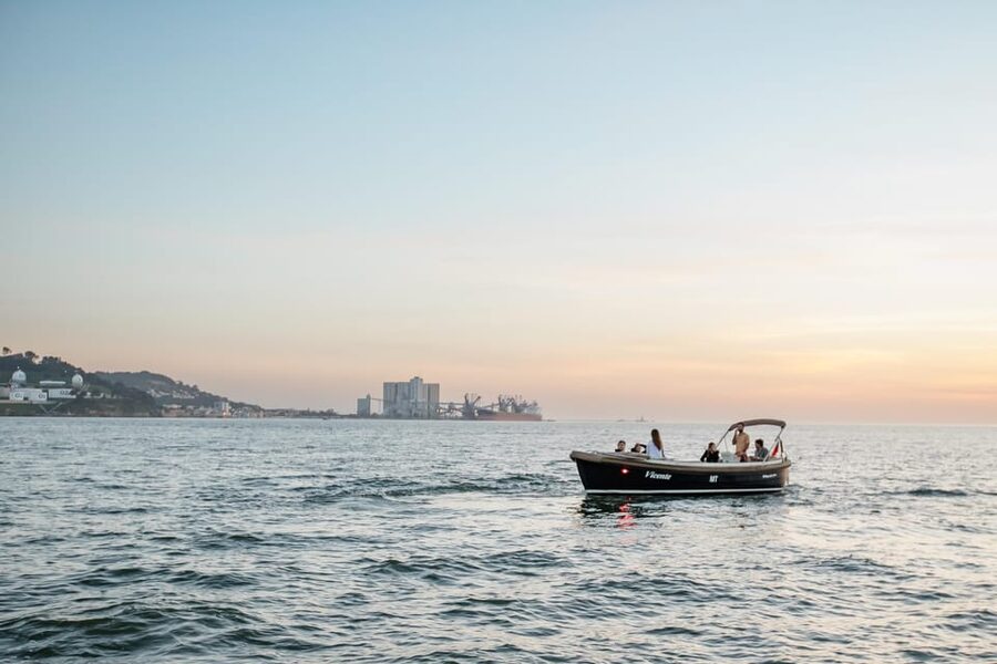Lisbon – Sunset Porto Tonic Premium Boat Experience - Bugio Lighthouse attempts and dolphin chances