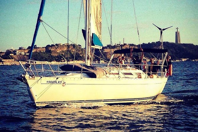 Lisbon Sunset Sailing Tour with White or Rosé Wine and Snacks - Why the sunset timing is better than the quick sunset shuffle