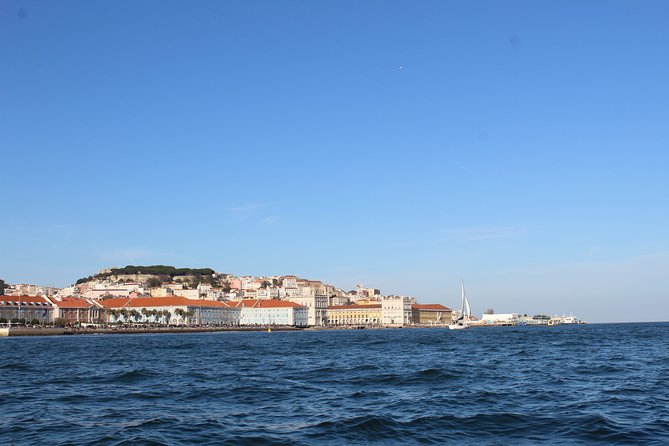 Lisbon: Sunset SpeedBoat Tour - Leaving the 25 de Abril Bridge for river views of Alfama and Commerce Square