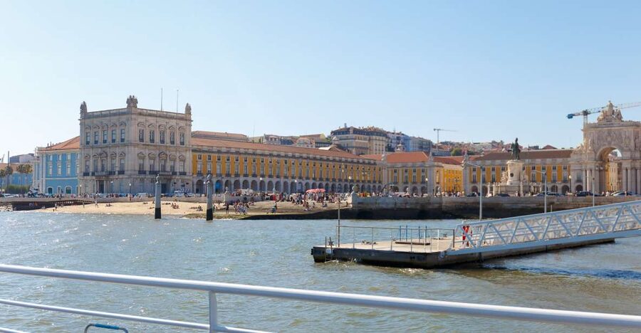 Lisbon: Tagus River Cruise With Brunch - From the river, Lisbon makes sense fast