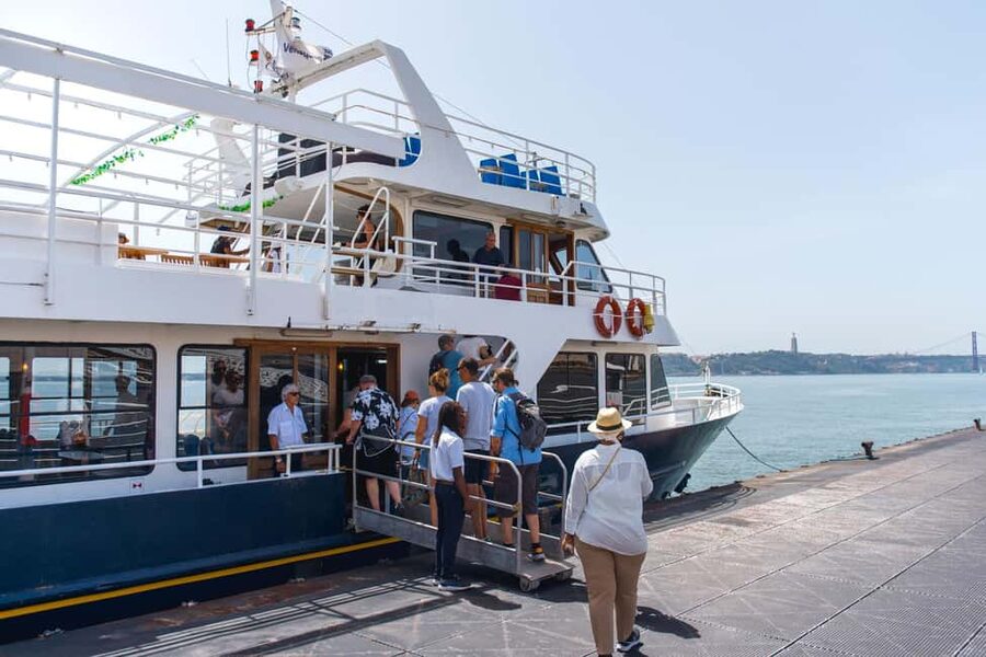 Lisbon: Tagus River Cruise with Welcome Drink - Route walkthrough: Commerce Square to the 25th of April Bridge