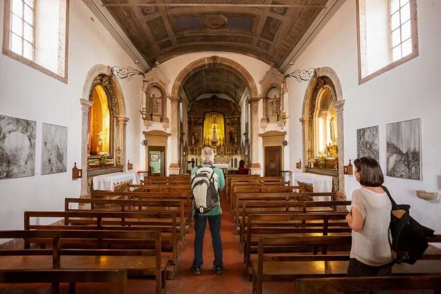 Lisbon Tram No. 28 Ride & Walking Tour - Sé de Lisboa: the medieval cathedral and the layers in its walls
