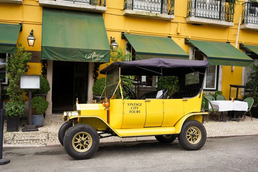 Lisbon: Tuk Tuk City tour with vintage car - Alfama and Chiado in 1.5 hours: two styles of Lisbon in one loop