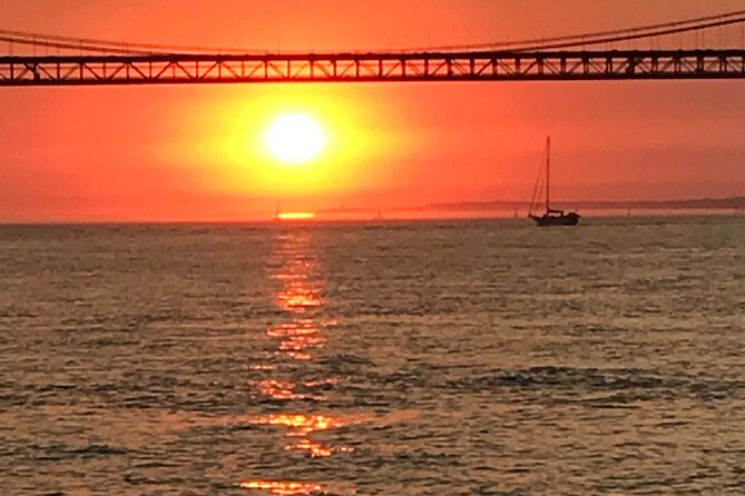 LUXURY Catamaran Sunset and Wine cruise - Meeting at Rent a Boat Office (Alcântara): quick start, easy flow