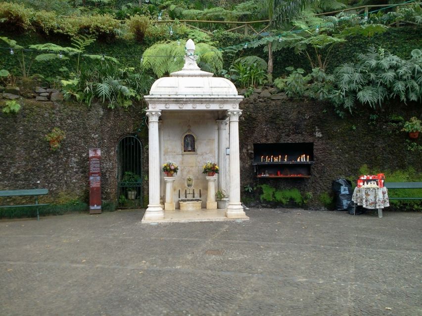 Madeira: Monte Sightseeing Tour & Toboggan Sled Ride - The church stop: calm space and a notable tomb