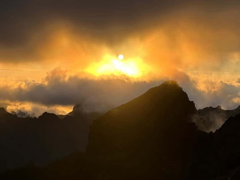 Madeira: Pico Arieiro Sunset with Stairway to Heaven Option - Group size and guide style: why it feels easy instead of chaotic