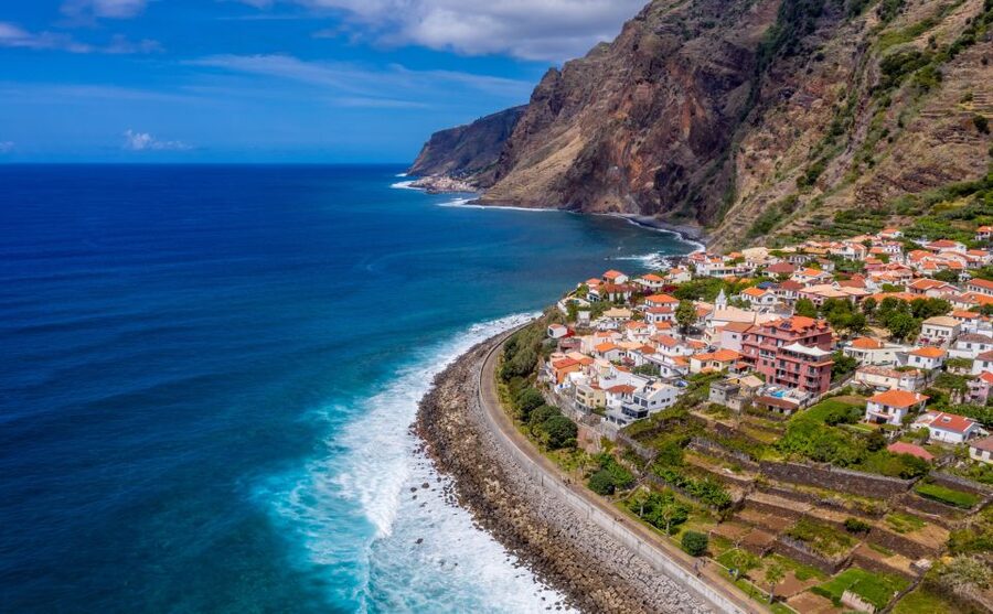 Madeira : Southwest coast, Run & Anjo´s Waterfall 4x4 Tour - Estreito da Calheta to Fonte do Bispo: forest and farming without rushing past it