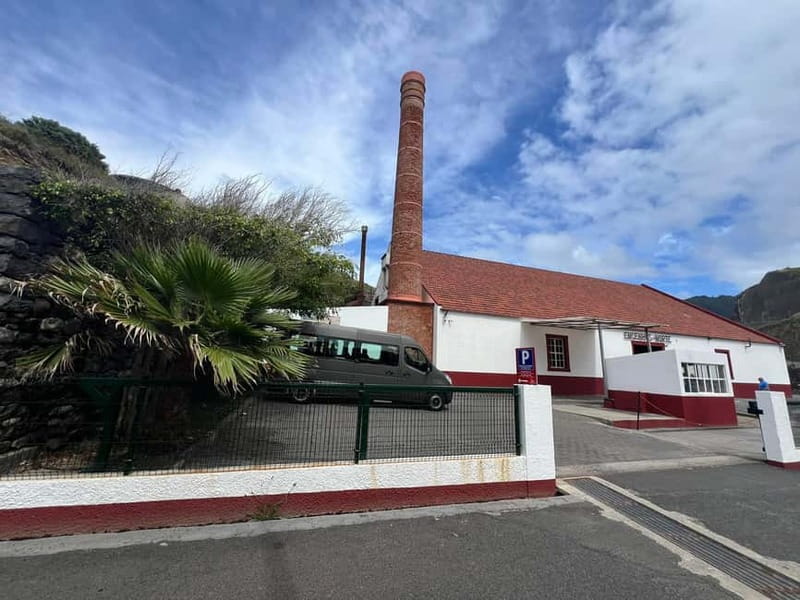 MADEIRA TOUR- SANTANA EAST TOUR STRAW THATCHED ROOFED HOUSES - Tour comfort and logistics: the details that affect your day