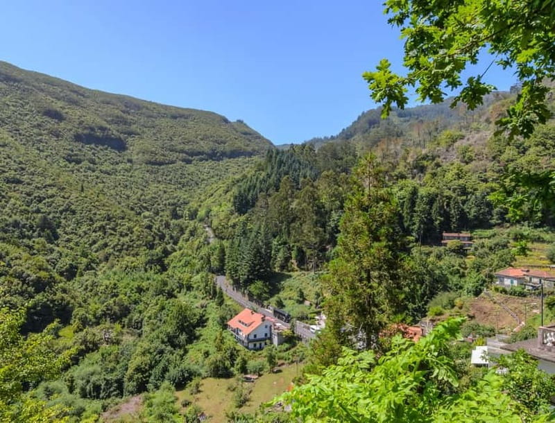 MADEIRA TOUR- SANTANA EAST TOUR STRAW THATCHED ROOFED HOUSES - Pico do Areeiro: Your first real viewpoint moment