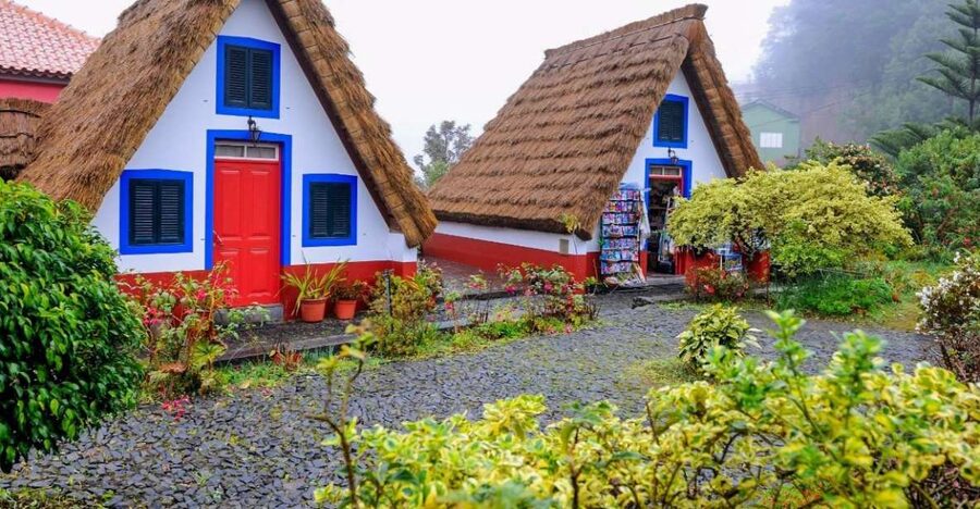 Madeira tour- Santana - Full Day - Santana: traditional thatched houses you can actually picture