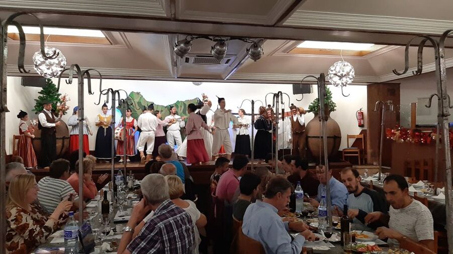 Madeira: Traditional Madeiran Dinner & Show - The meal: Madeira wine start, bolo do caco, then espetada