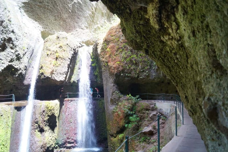Madeira: Wet your hair in the amazing Levada Nova / Moinhos - Starting the Moinhos Levada: water channels, stonework, and misty views