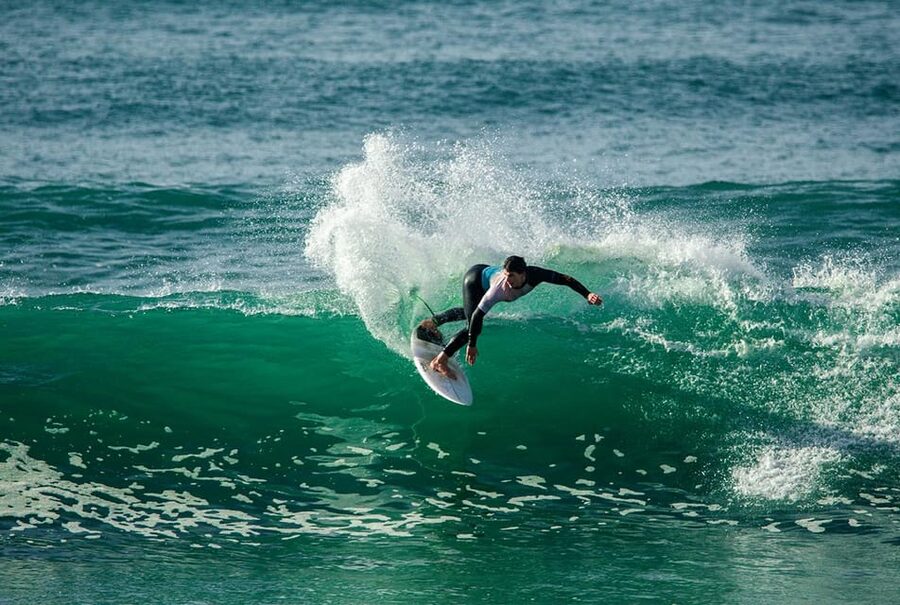 Matosinhos: Best surf Lesson with all equipment - Certified instruction in small groups: what you actually get