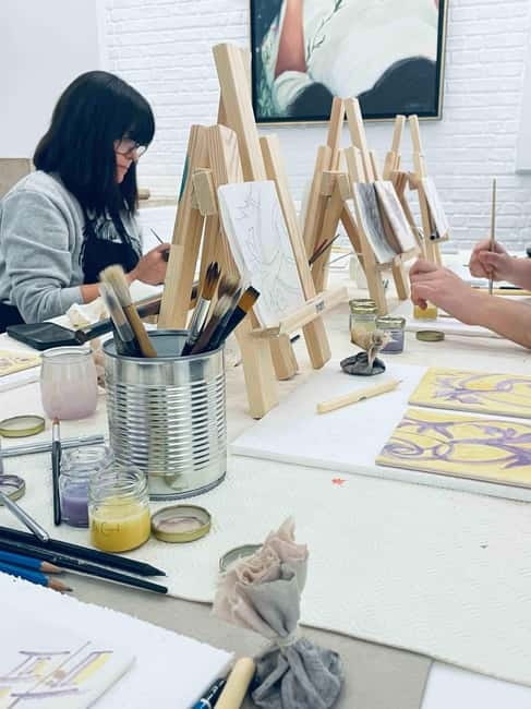 Paint your tile and create your unique piece in an art gallery in Lisbon - Learning the tile basics: patterns, colors, and the majolica approach