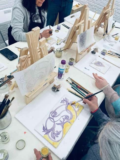 Paint your tile and create your unique piece in an art gallery in Lisbon - Painting your design step-by-step, from sketch to finished tile